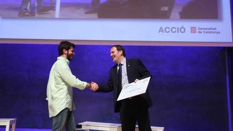 El conseller delegat d'ACCIÓ, Joan Romero, lliura el premi al guanyador 