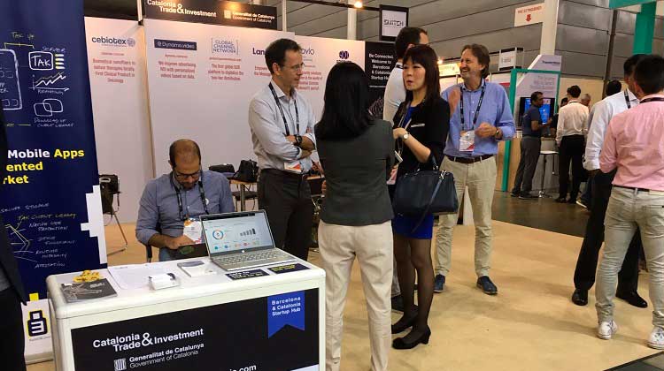 Stand de Catalonia Trade & Investment a la fira SWITCH de Singapur amb una de les startups participants