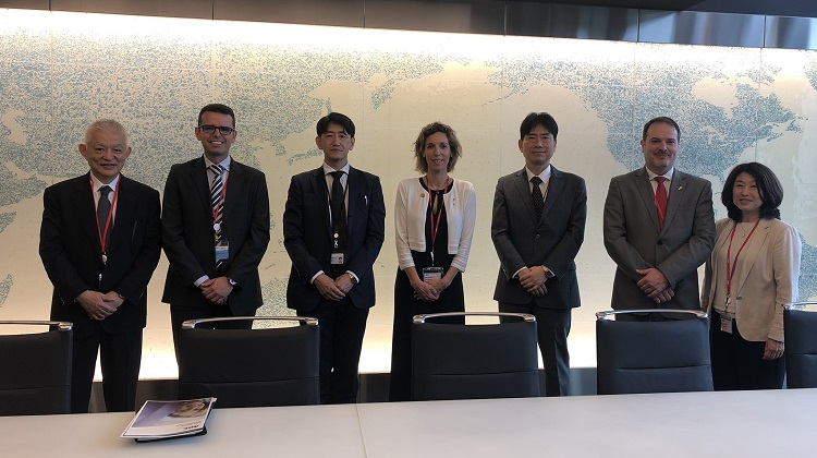 La delegació catalana visitant la seu de l'empresa japonesa AGC