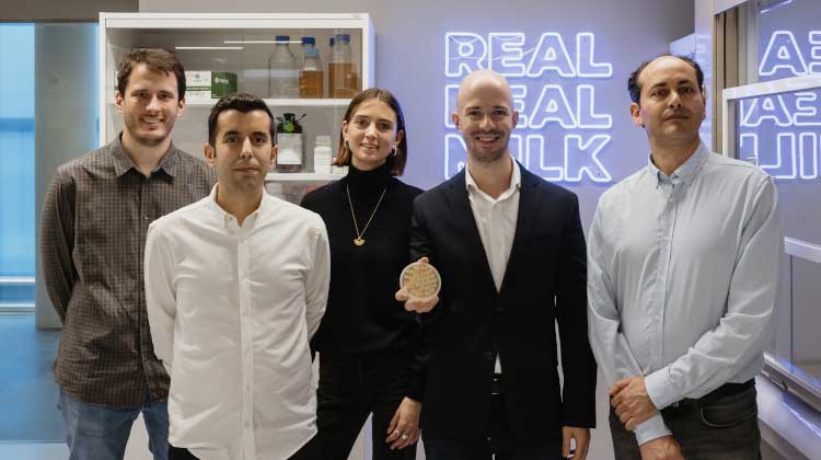 La startup catalana Real Deal Milk desenvolupa un sistema per produir llet de vaca sense la intervenció de l’animal