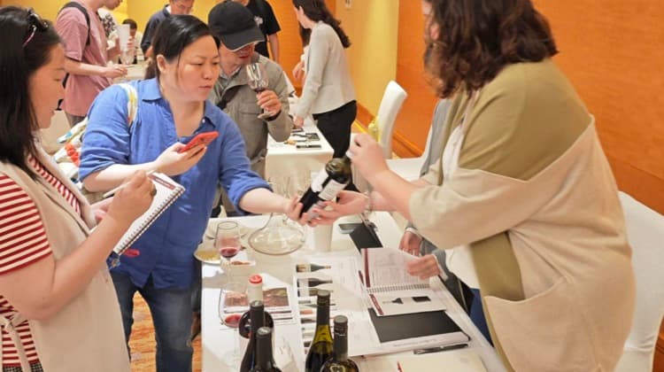 Vuit cellers catalans promocionen els seus vins i caves a Xangai i Taipei davant d’una trentena de professionals locals
