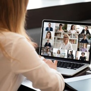 Com hem d'afrontar una reunió de negocis online internacional?