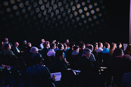 Assistents escoltant una conferència