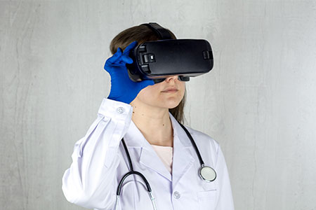 Doctora amb ulleres de realitat virtual