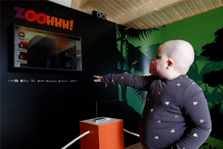 Nen hospitalitzat experimentant projecte interactiu ZOOHHH!!!