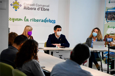 El vicepresident Puigneró durant l'explicació del projecte 'Catalunya Rural Hub' al CC Ribera d'Ebre