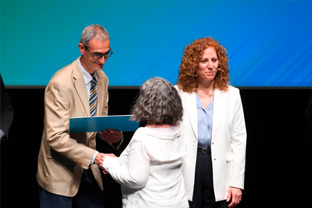 El secretari Ferrer i la directora de l'AOC, Àstrid Desset, lliuren els guardons