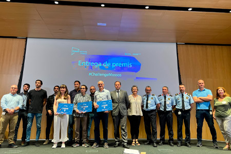 Foto de família de guanyadors i finalistes de la 10a edició del concurs