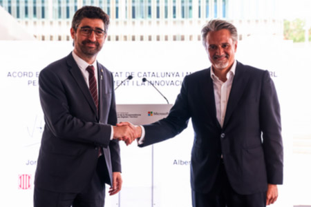 El vicepresident Puigneró i el president de Microsoft Espanya Alberto Granados, durant la signatura del protocol de col·laboració