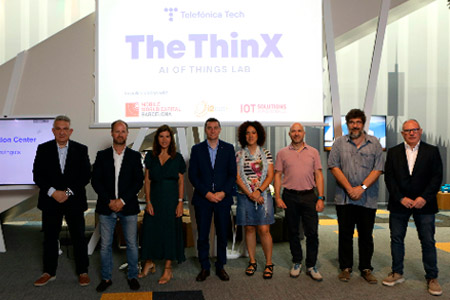 Foto de família de les entitats impulsores del laboratori The Thinx 5G Barcelona