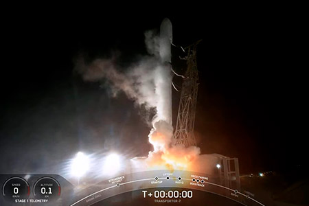 Imatge del conseller observant el moment de l'enlairament del coet Falcon9, que portava el 'Menut' al seu interior
