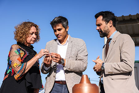 Imatge del conseller observant el moment de l'enlairament del coet Falcon9, que portava el 'Menut' al seu interior