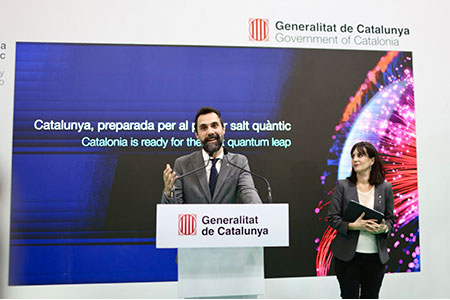 El conseller Torrent durant la seva intervenció, acompanyat de la secretària de Polítiques Digitals