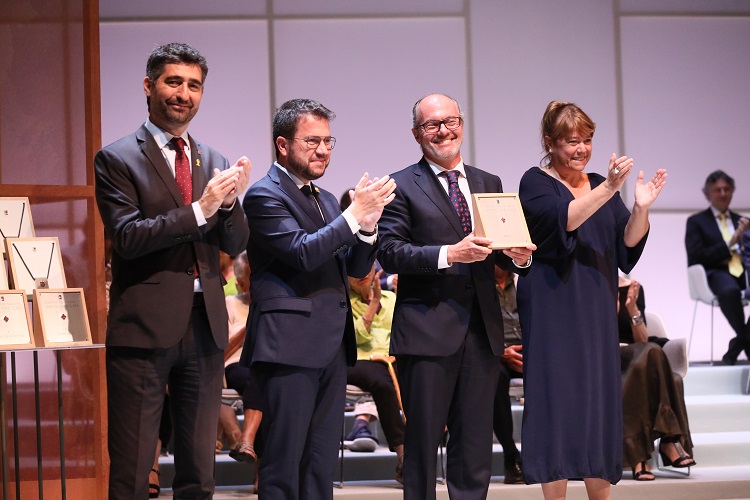 Lliurament de la Creu de Sant Jordi a Laboratoris Hipra, SA
