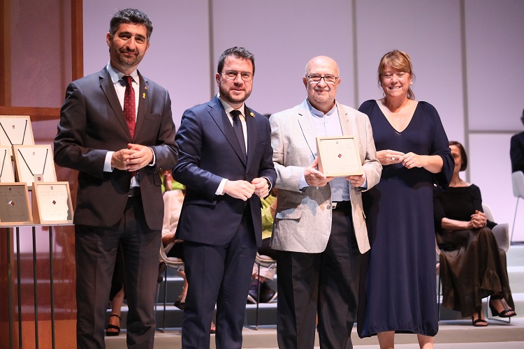 Lliurament de la Creu de Sant Jordi a l'Associació Societat Cultural i Esportiva La Lira